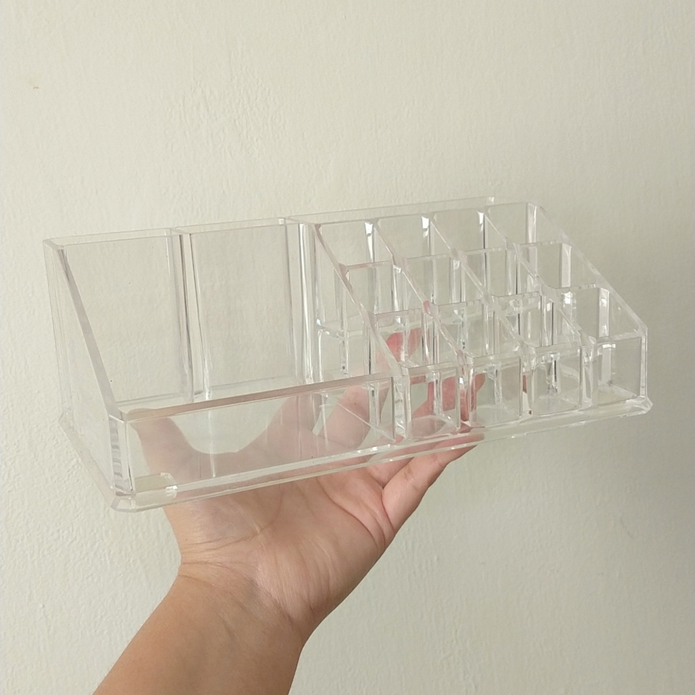 Makeup organizer: palettes, powders, lipsticks, etc